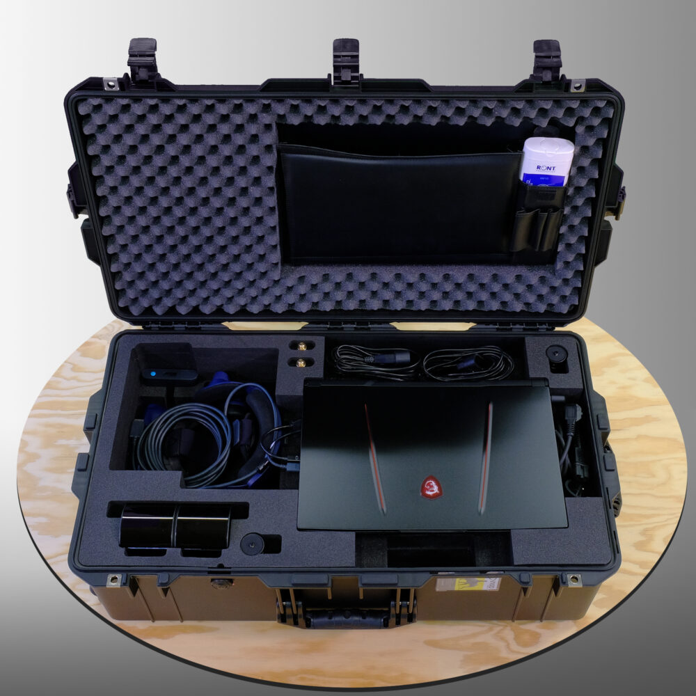 Intérieur de la valise de réalité virtuelle avec casque et ordinateur portable