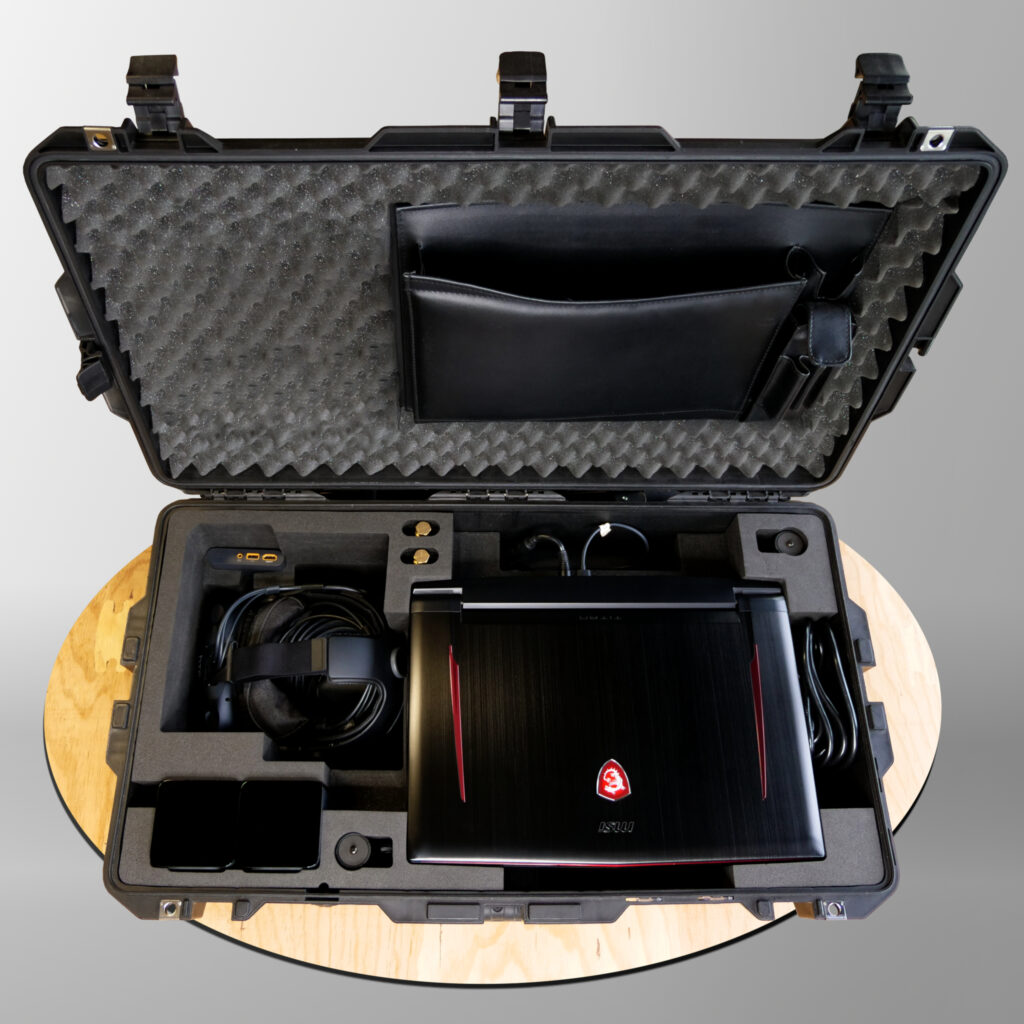 Intérieur de la valise de réalité virtuelle avec casque et ordinateur portable