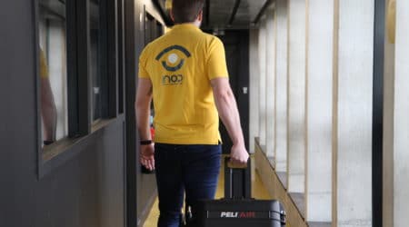 Personnage professionnel transportant une valise malette de réalité virtuelle