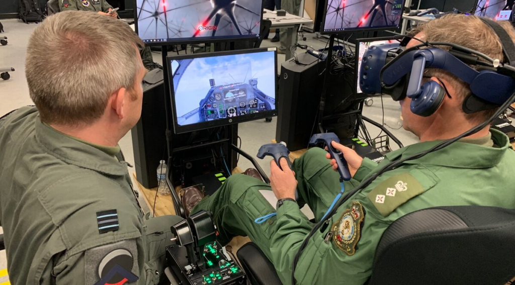 Formation de pilotes de chasse qui se forme au maniement d'un avion ou de nouvelles fonctionnalités avec un casque de réalité virtuelle HTC VIVE PRO eye.