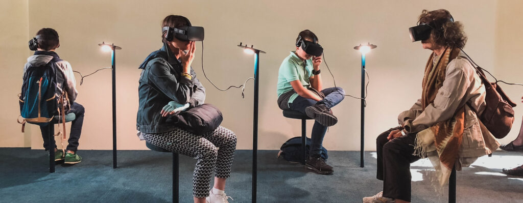 Photo de plusieurs personnes qui vivent une expérience de réalité virtuelle lors d'un événement. 