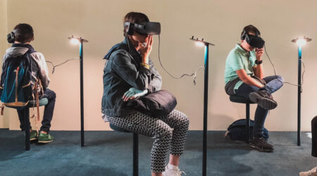 Photo de plusieurs personnes qui vivent une expérience de réalité virtuelle lors d'un événement.